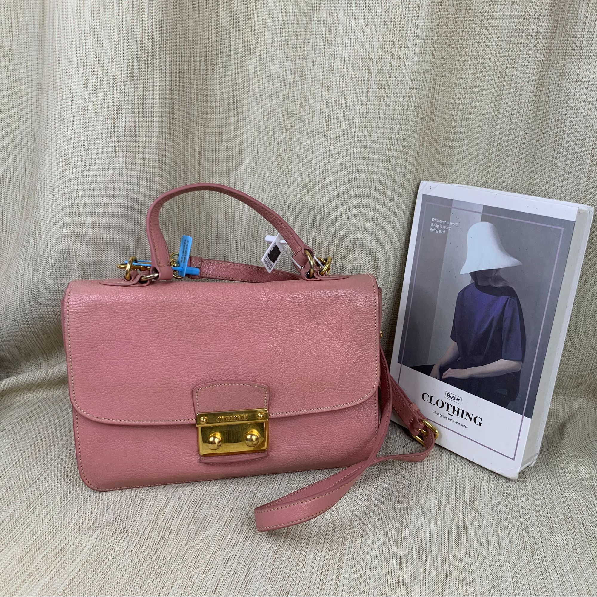 95新 MIU MIU/缪缪 粉色金标邮差包/EE09506001/6001