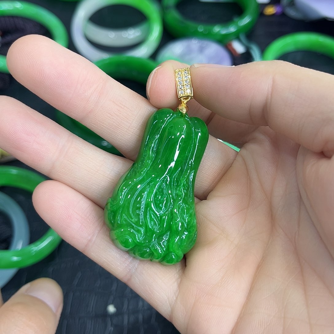 翡翠手镯未镶嵌吊坠