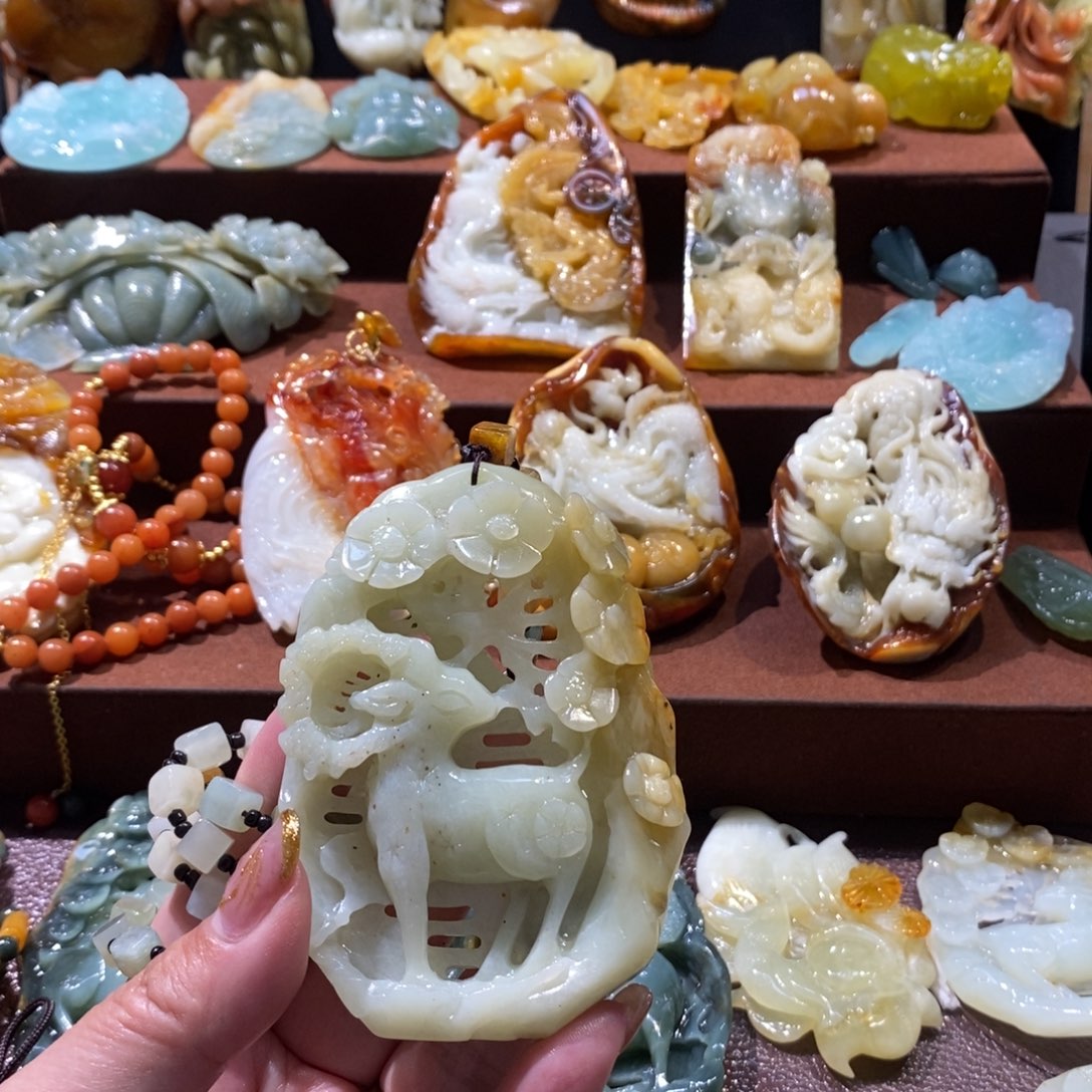 蛇纹石玉颈饰未镶嵌