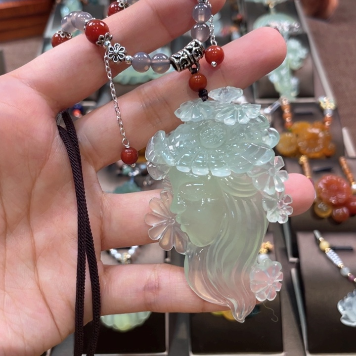 蛇纹石玉颈饰未镶嵌