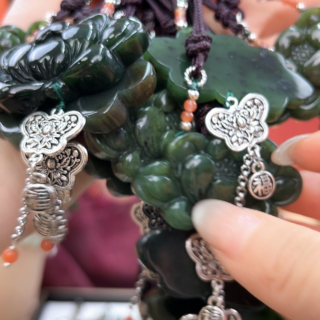 和田玉未镶嵌颈饰莲花发其一