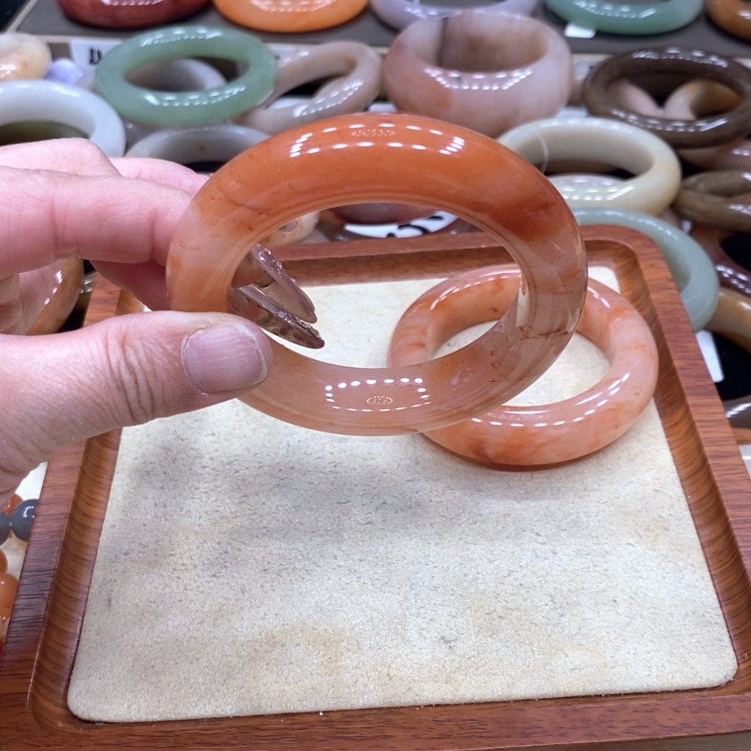 *****石英岩玉未镶嵌手镯