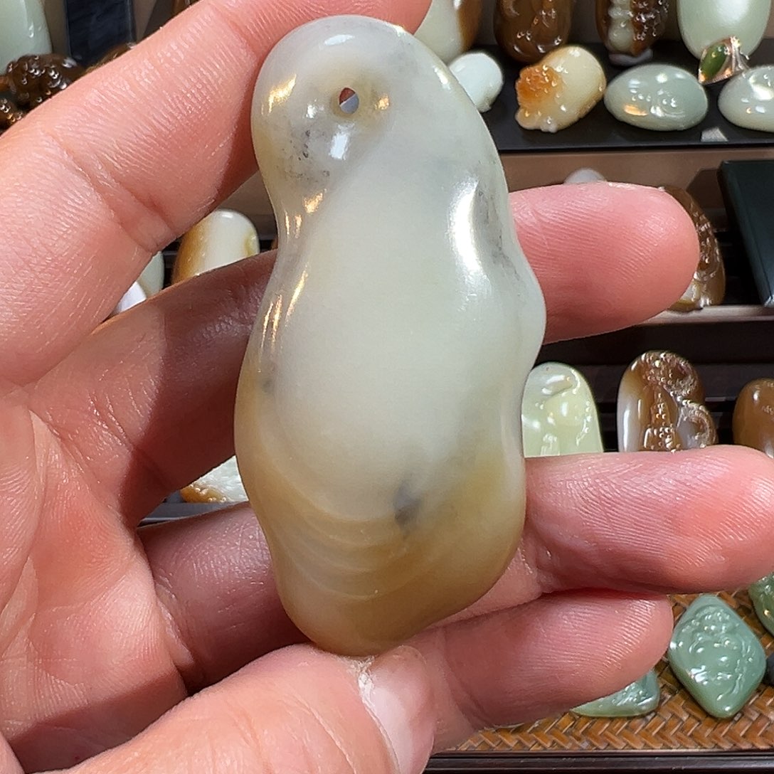 青***衣和田玉未镶嵌颈饰