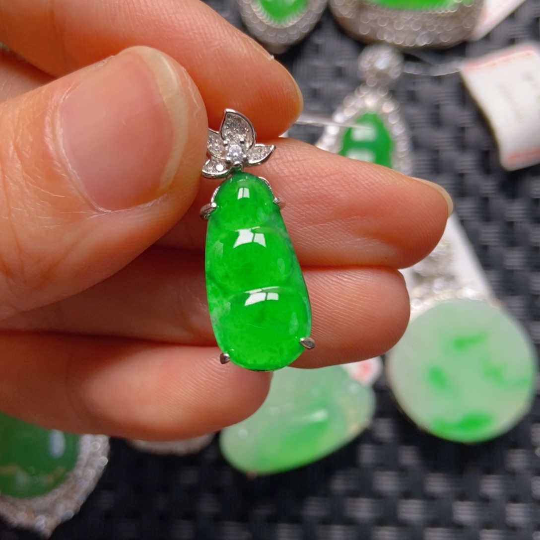 颈饰银S925镶嵌翡翠福豆吊坠