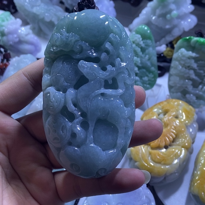 翡翠未镶嵌把件梅花鹿