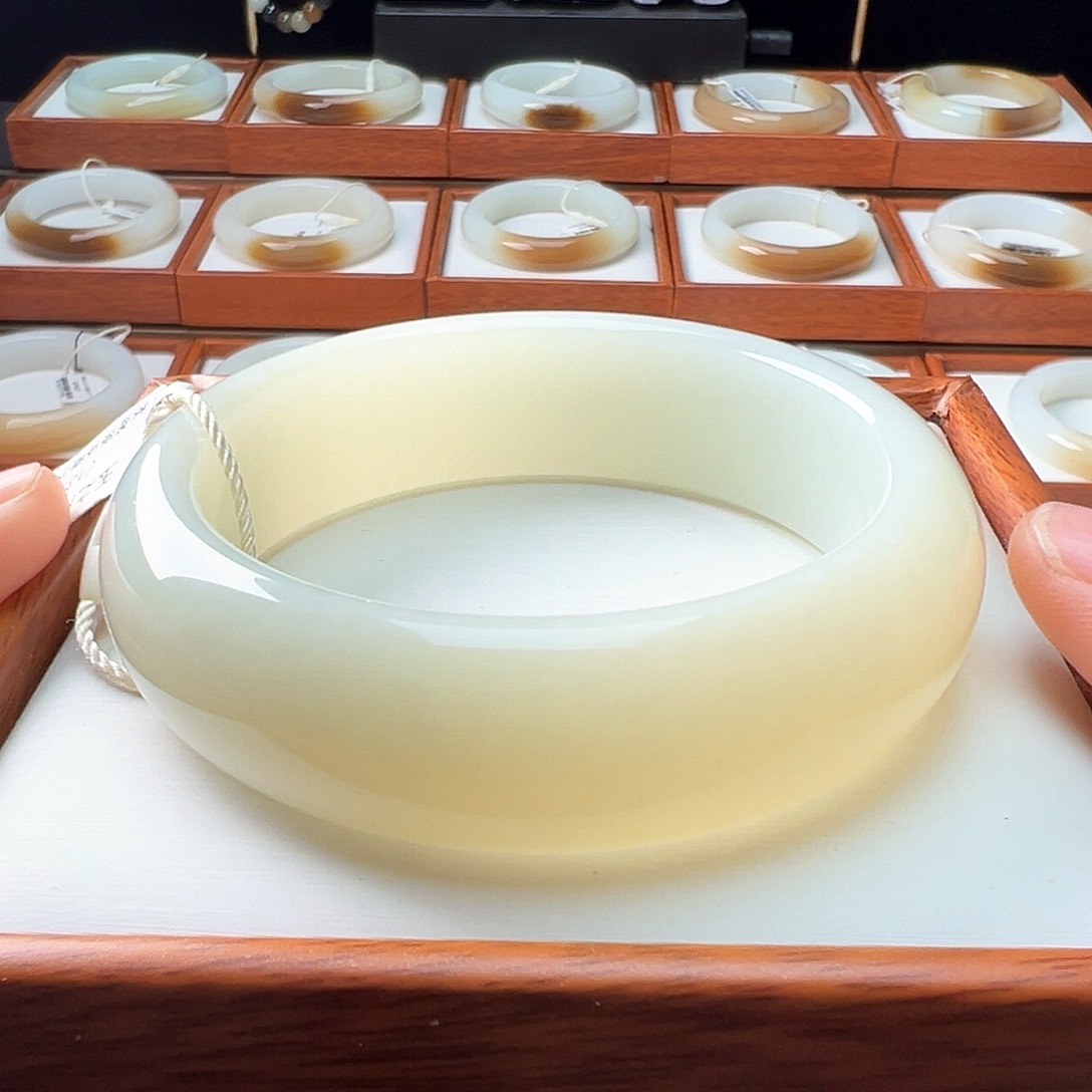 和田玉手镯未镶嵌