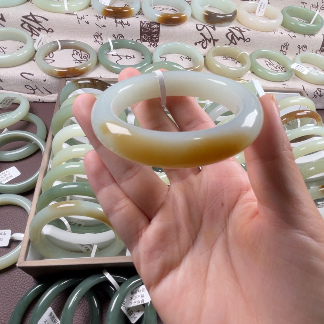 和田玉手镯未镶嵌