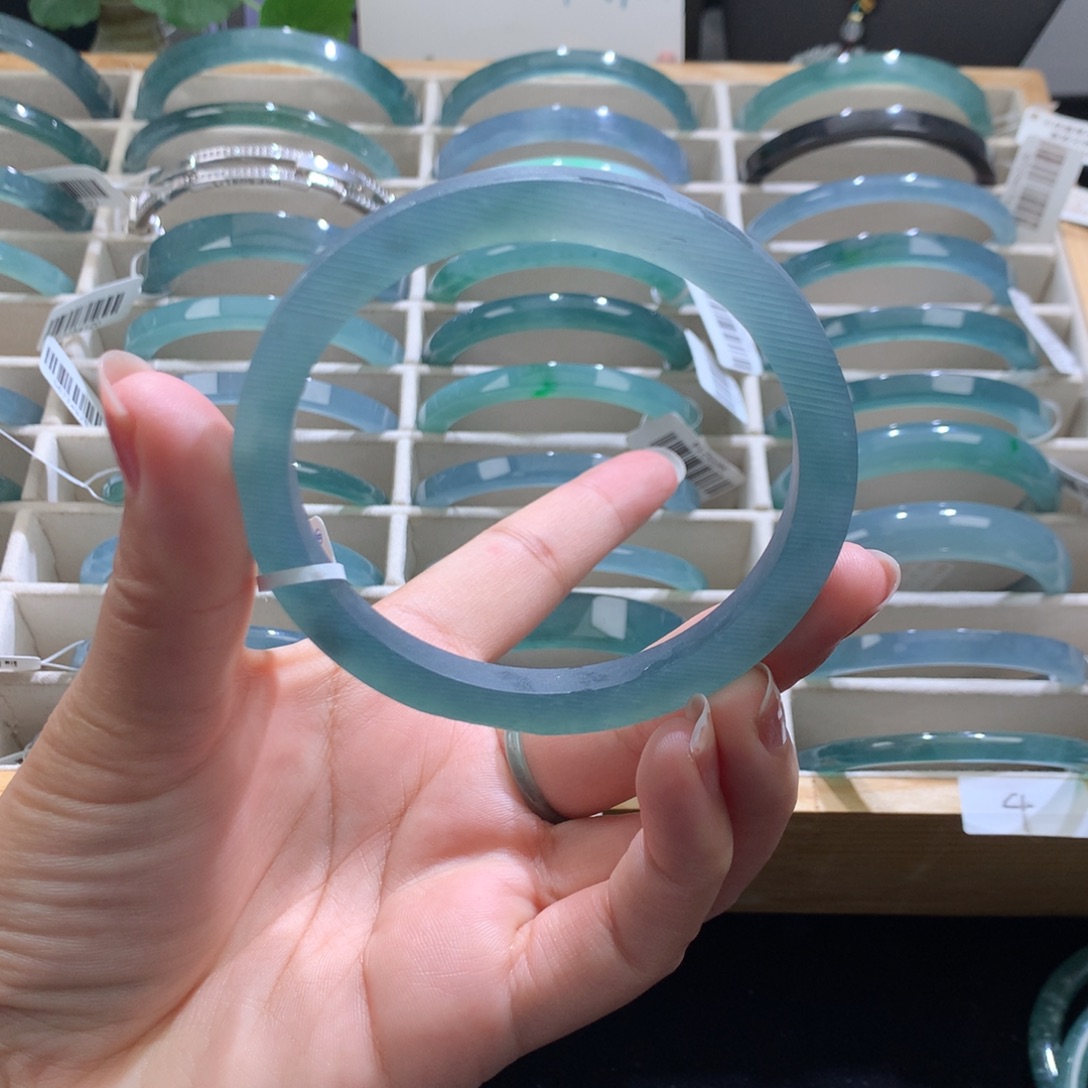 叫***头定制翡翠未镶嵌方镯冰蓝