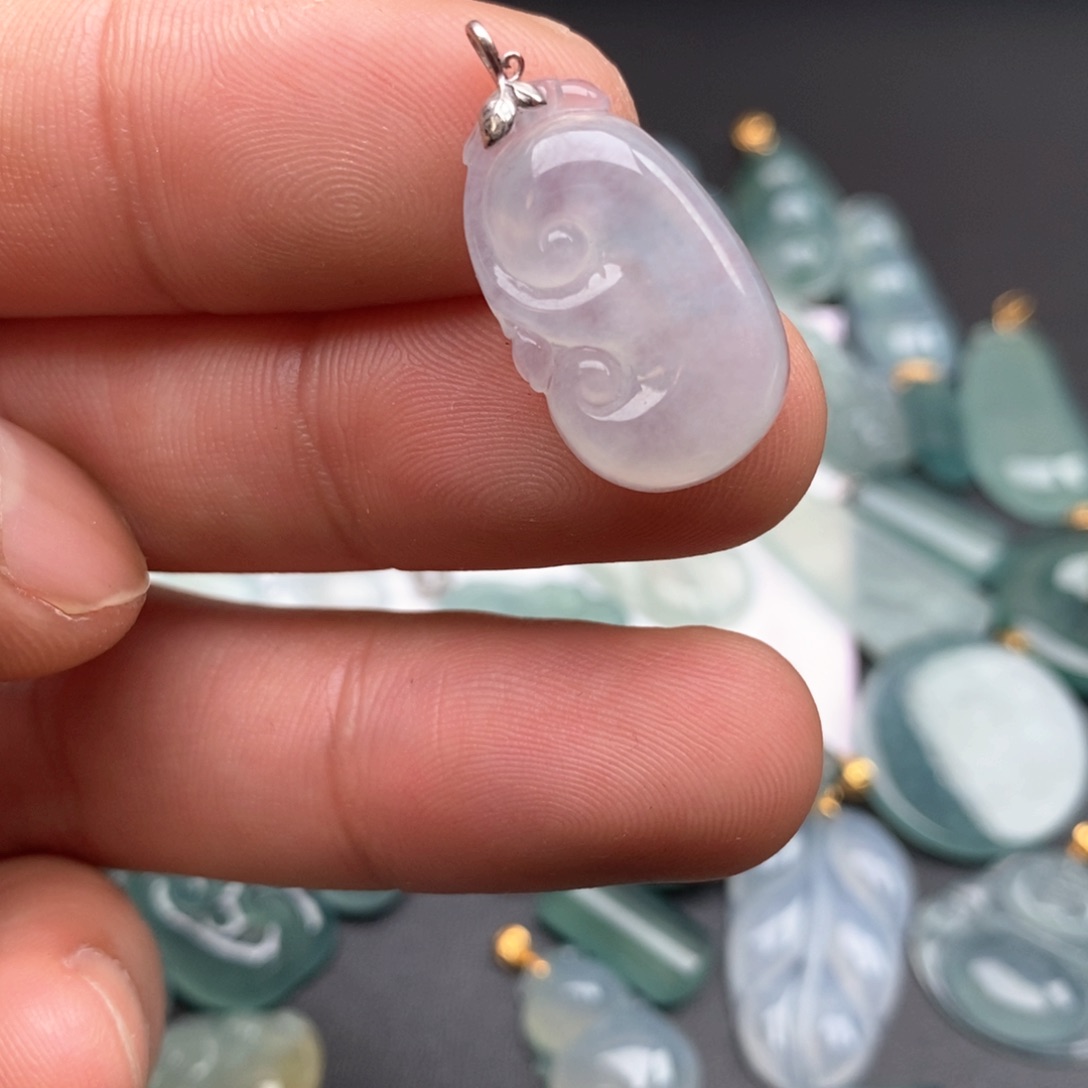 颈饰18K金镶嵌翡翠