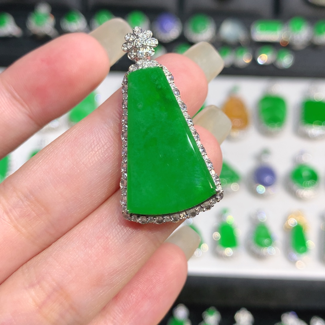 翡翠18K金镶嵌颈饰