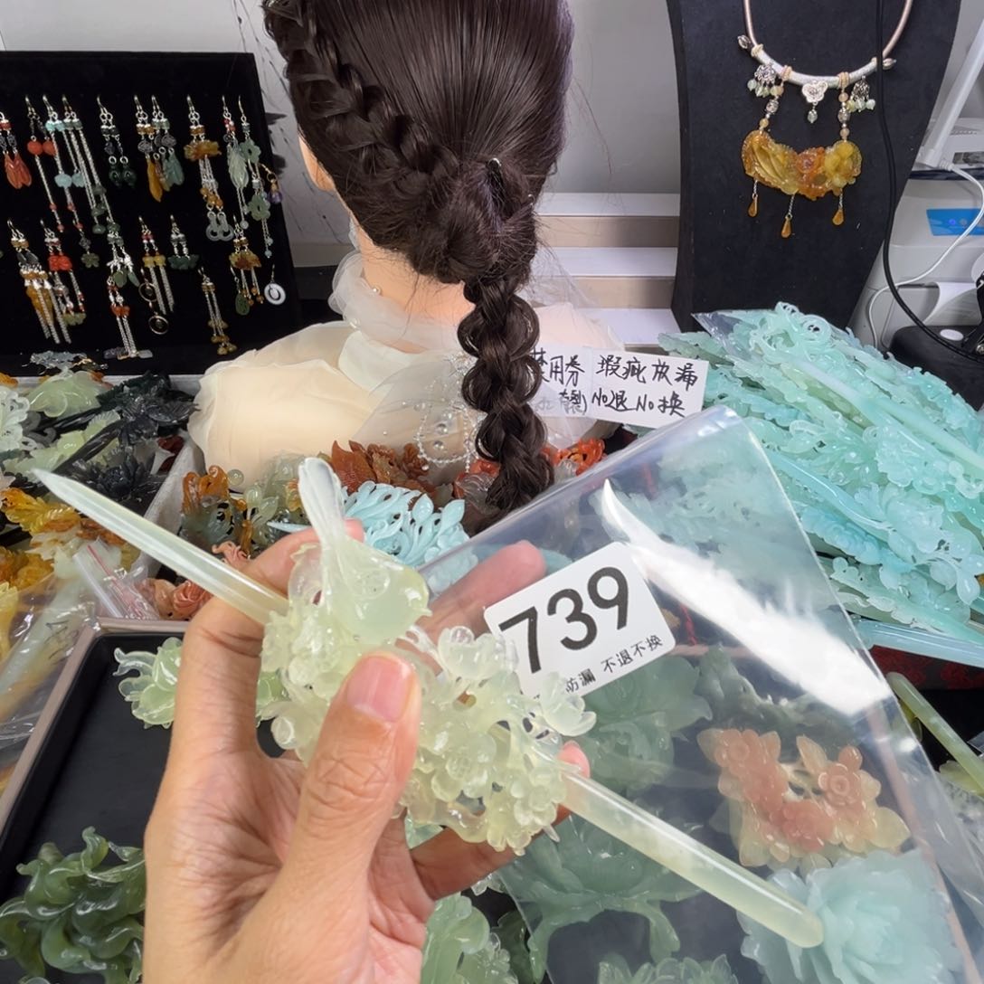 未镶嵌岫玉发饰奔**群