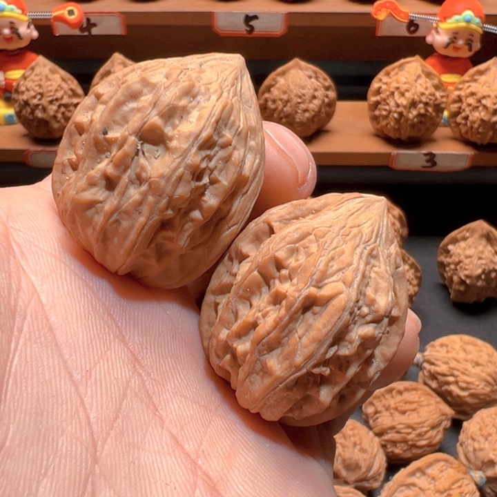 山***行文玩核桃吊坠川字鸡