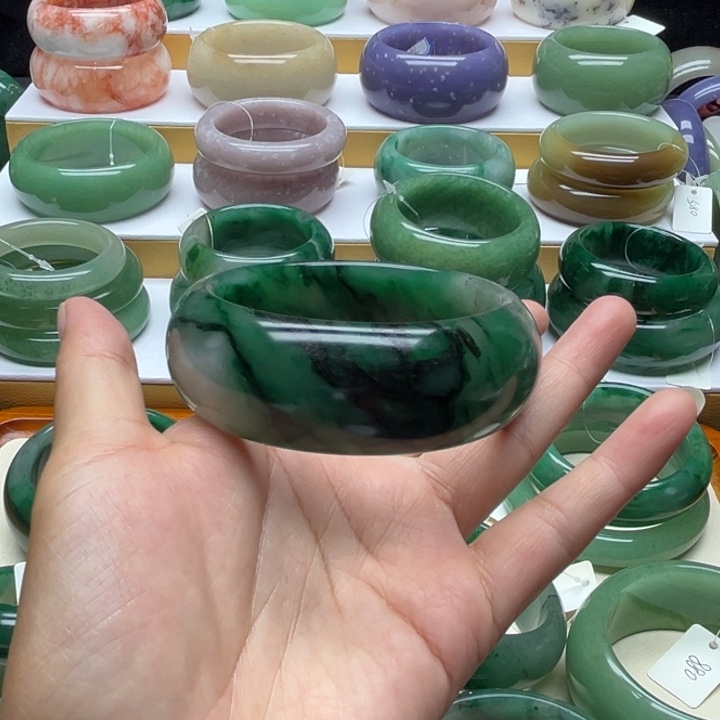 难***芹石英质玉（非洲翠）未镶嵌手镯