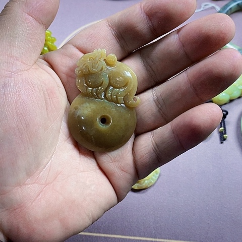 颈饰未镶嵌和田玉（糖玉）