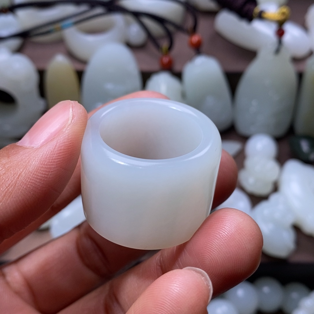 和田玉戒指未镶嵌拿****脸