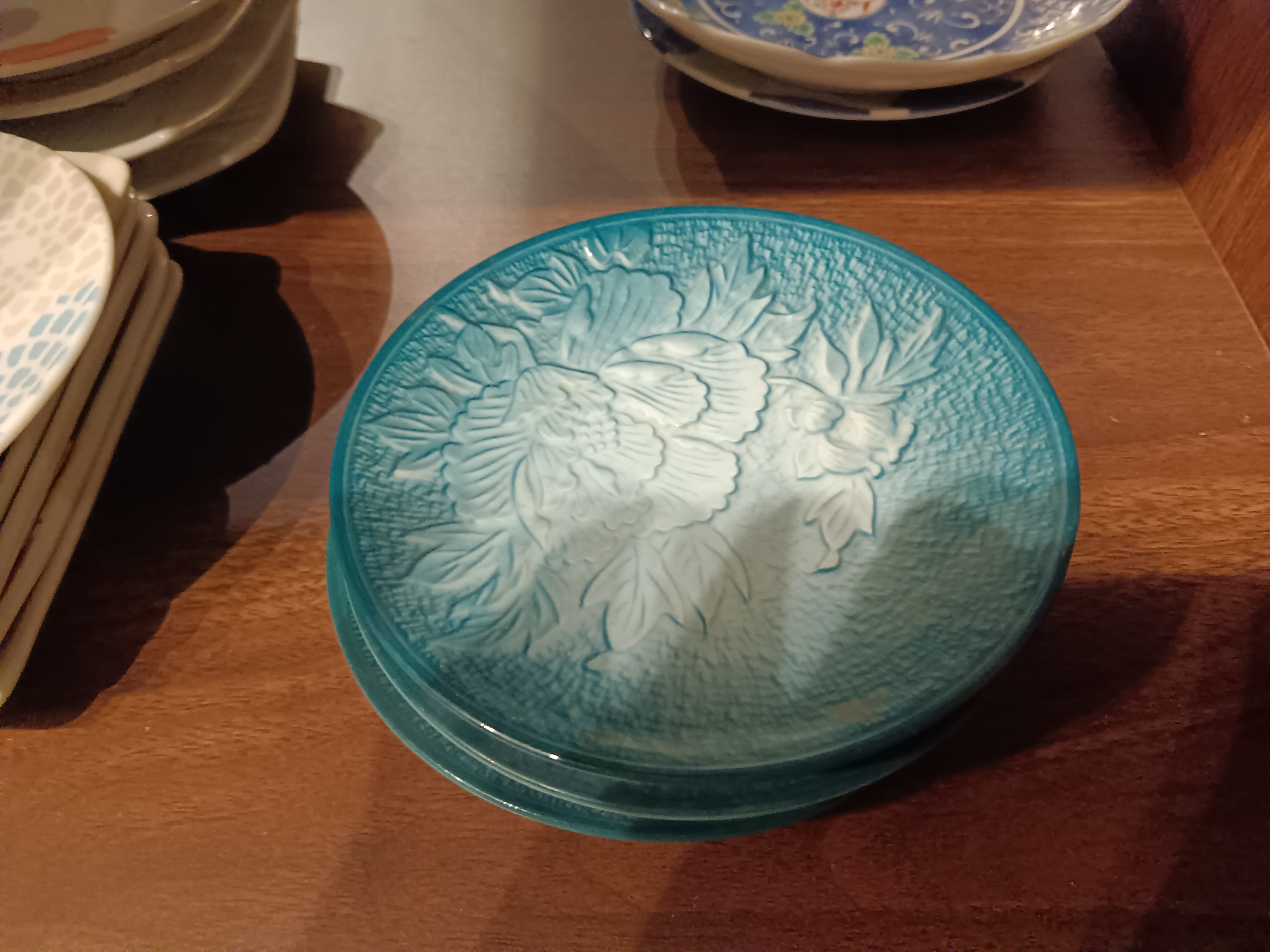 绿色爱心浮雕盘1英寸窑变釉微瑕家用菜盘带麻点设计