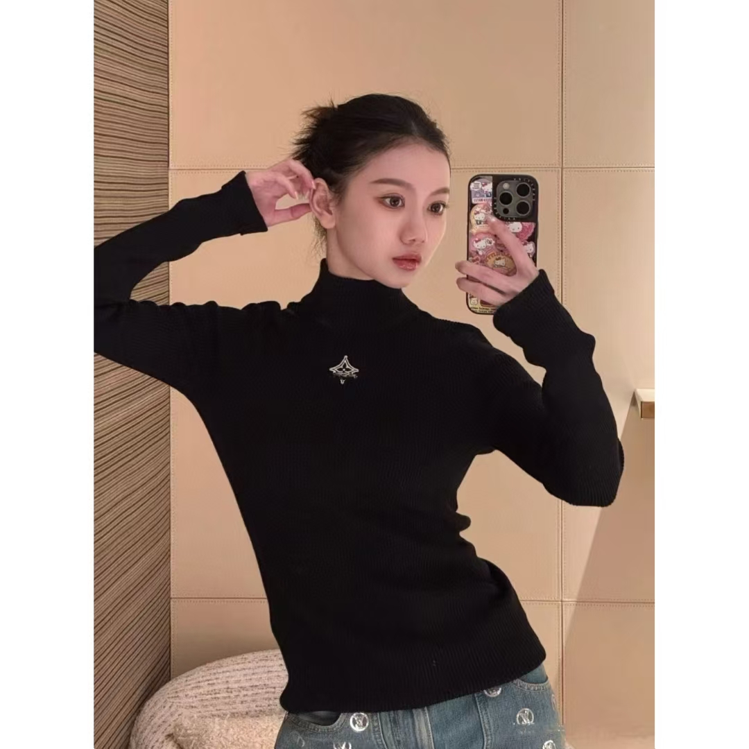 1071# 四叶草简约刺绣打底衫