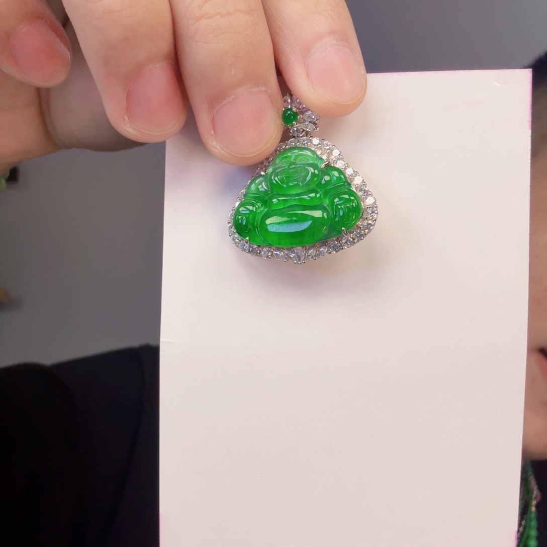 翡翠未镶嵌颈饰一件