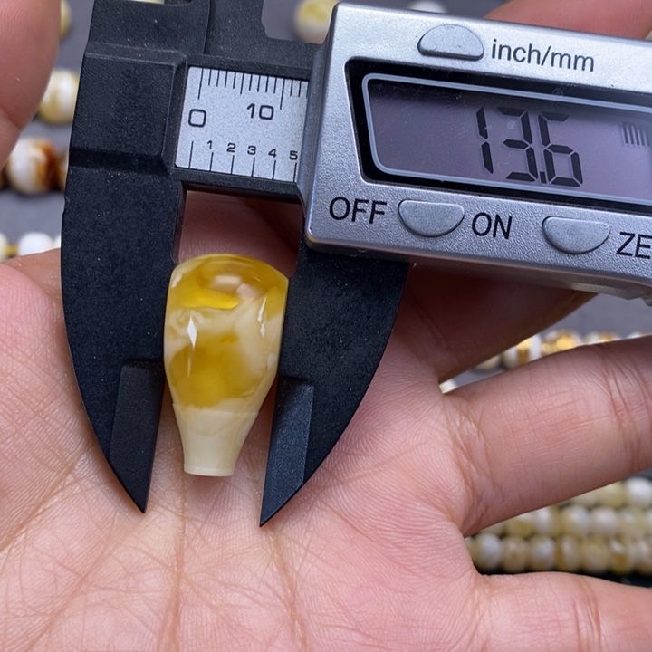 琥珀裸石未镶嵌三通