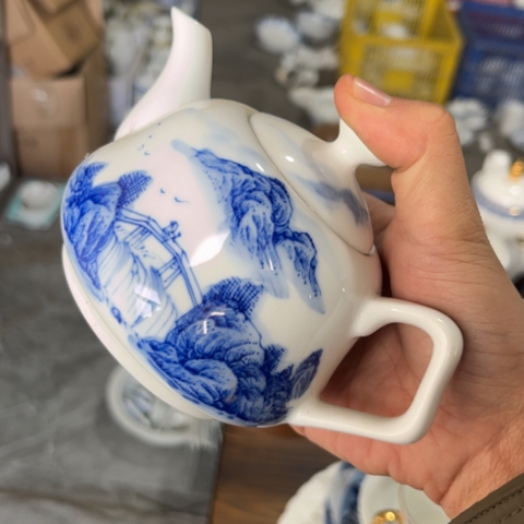 其他瓷手绘茶壶一个