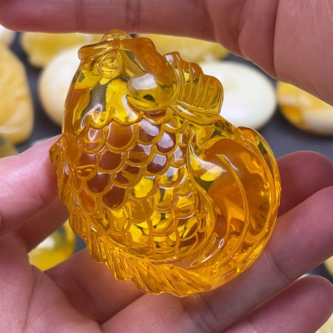 琥珀裸石未镶嵌鱼