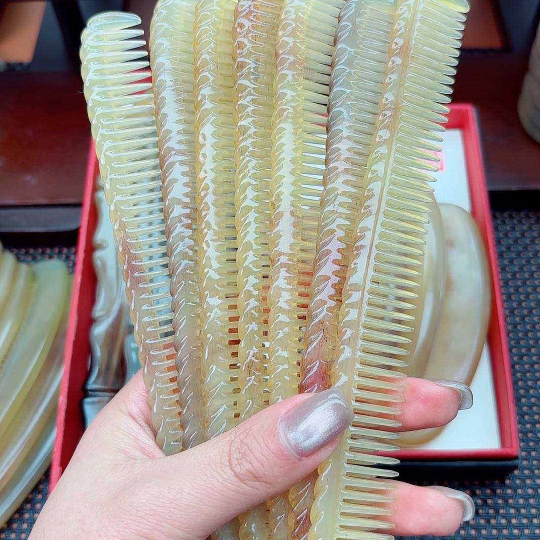 纯手工制作纯牛角梳子