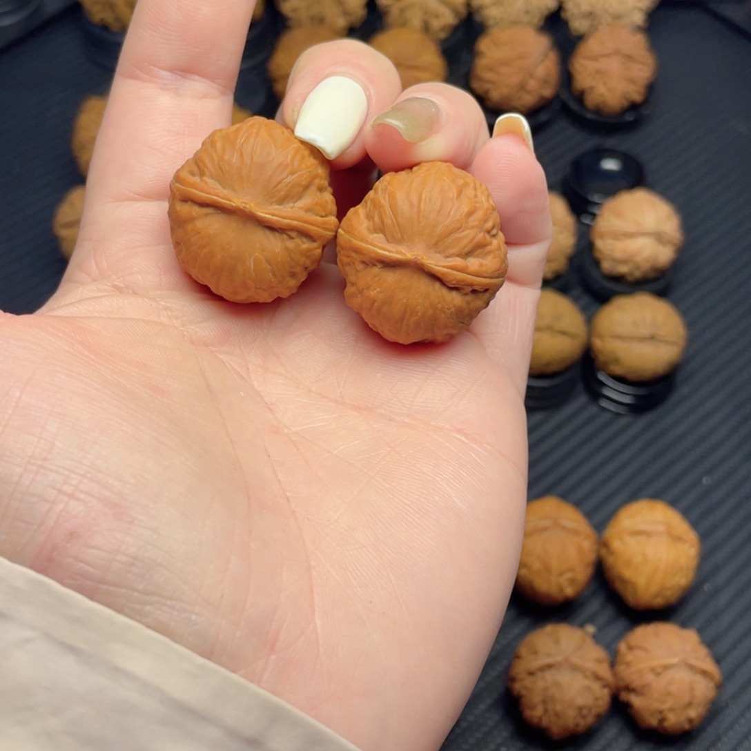 㿝***卄文玩核桃把件红宝石