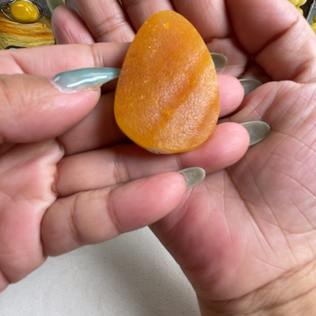 未镶嵌颈饰琥珀陌*人，