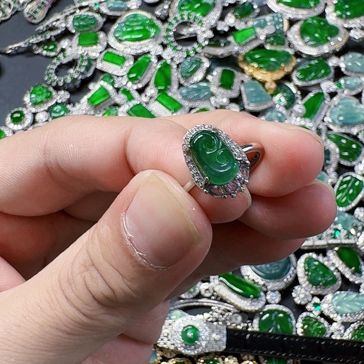 翡翠颈饰未镶嵌天然A货翡翠放漏