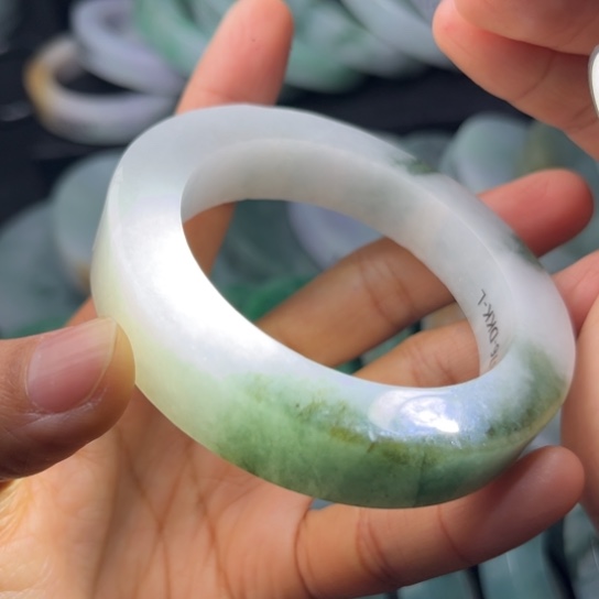 定制翡翠未镶嵌手镯