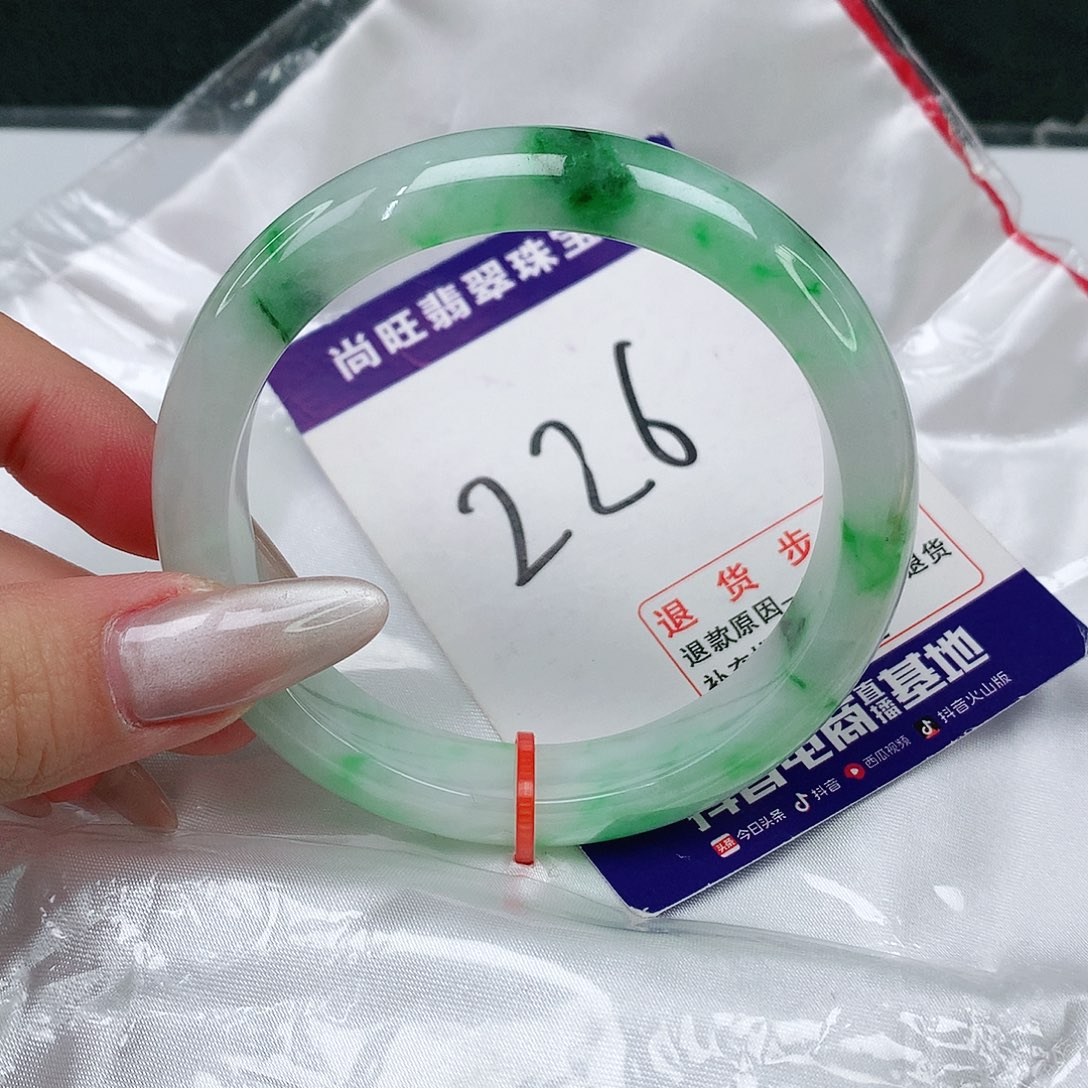 翡翠手镯未镶嵌翡翠12