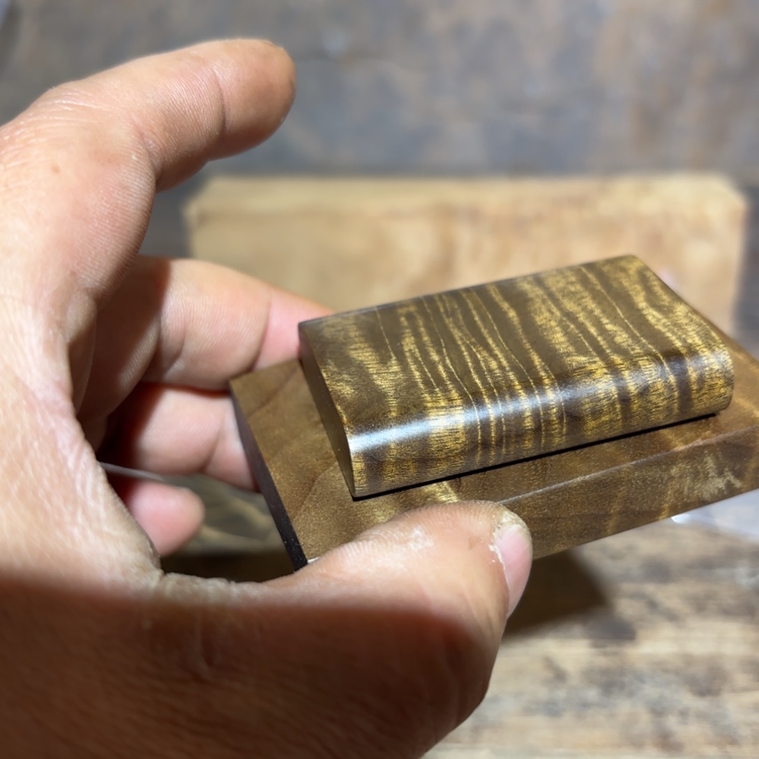 带***顶金丝楠木无事牌材料