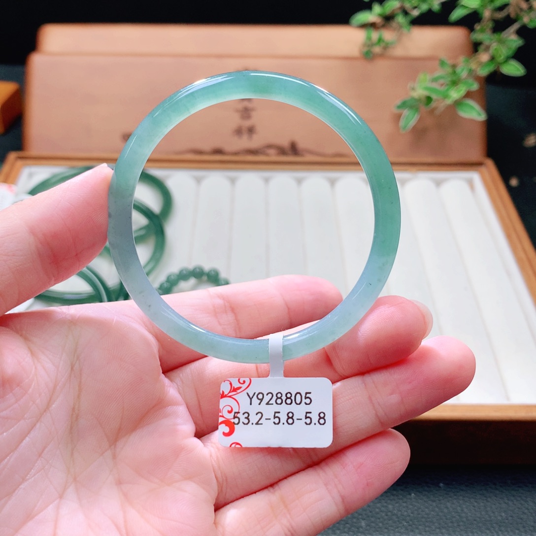 翡翠未镶嵌手镯（圆镯）