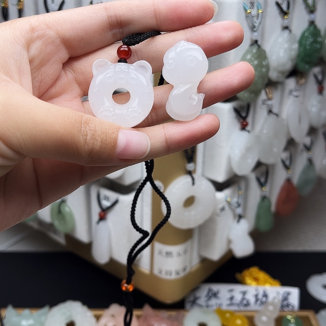 石英质玉未镶嵌颈饰