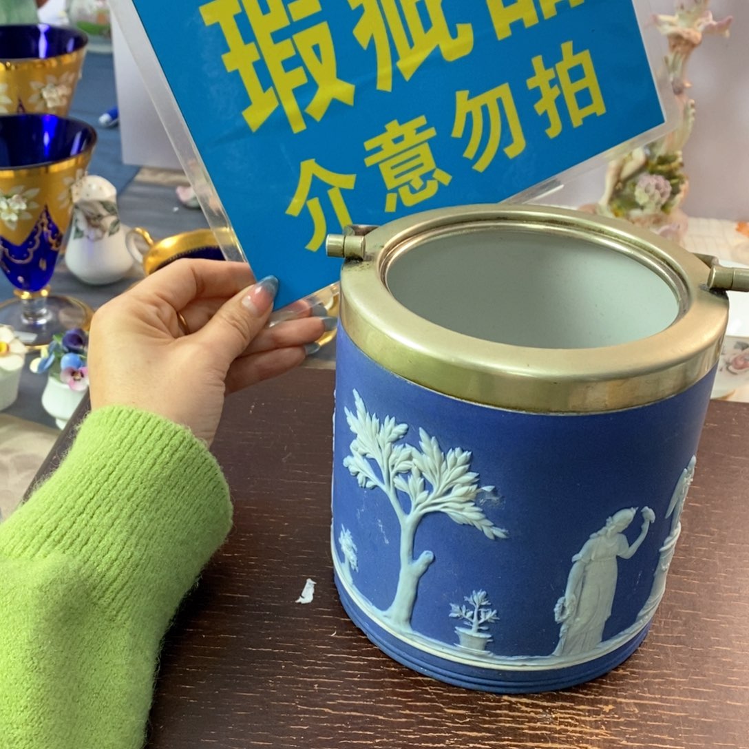 冲线威奇武德瓷器