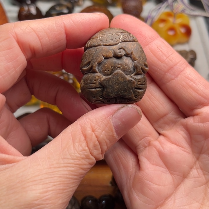 琥珀未镶嵌颈饰羊