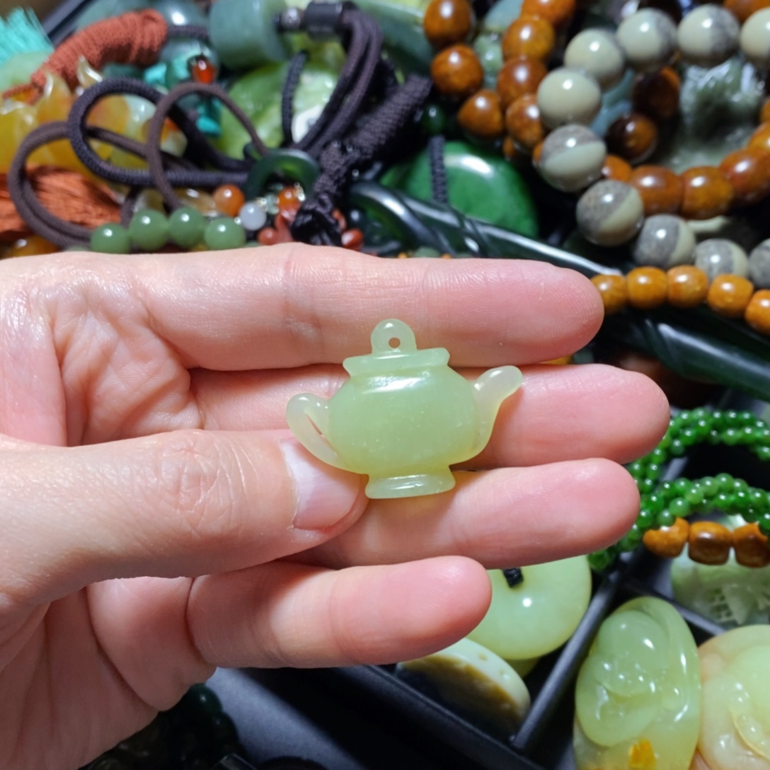 蛇纹石玉未镶嵌颈饰