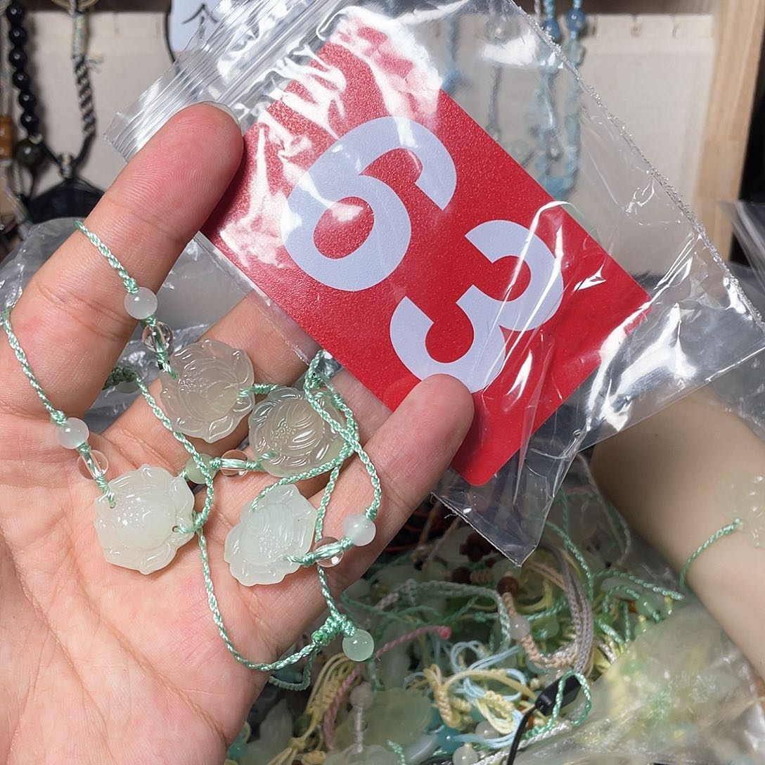 蛇纹石玉颈饰合金