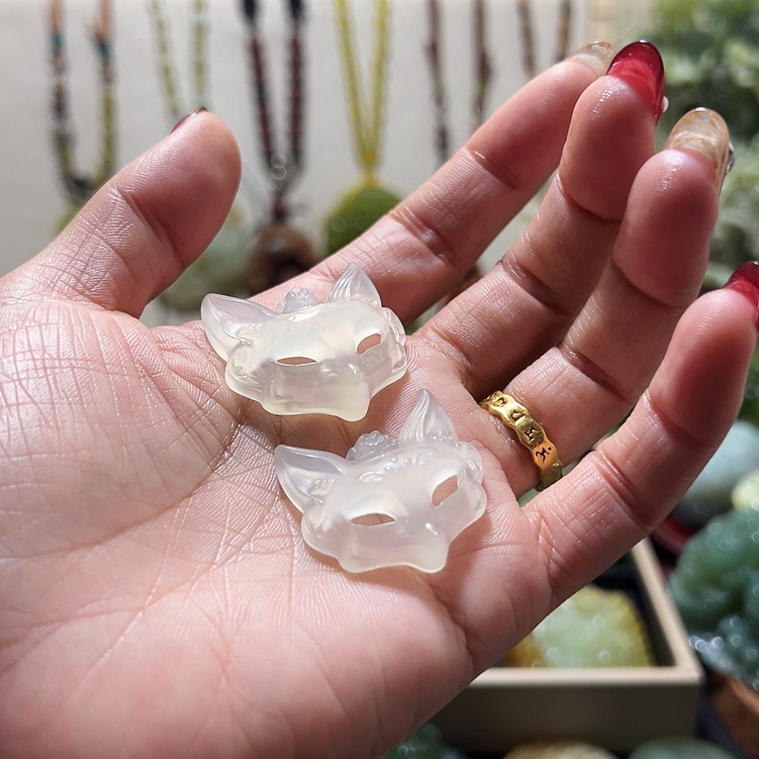 蛇纹石玉颈饰未镶嵌七**?