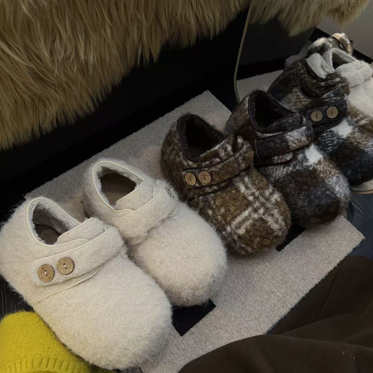 2025年冬季新款时尚百搭纽扣拼色设计感内增高外穿保暖包头毛毛鞋
