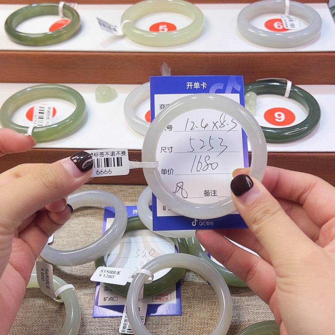 未镶嵌手镯和田玉风****天