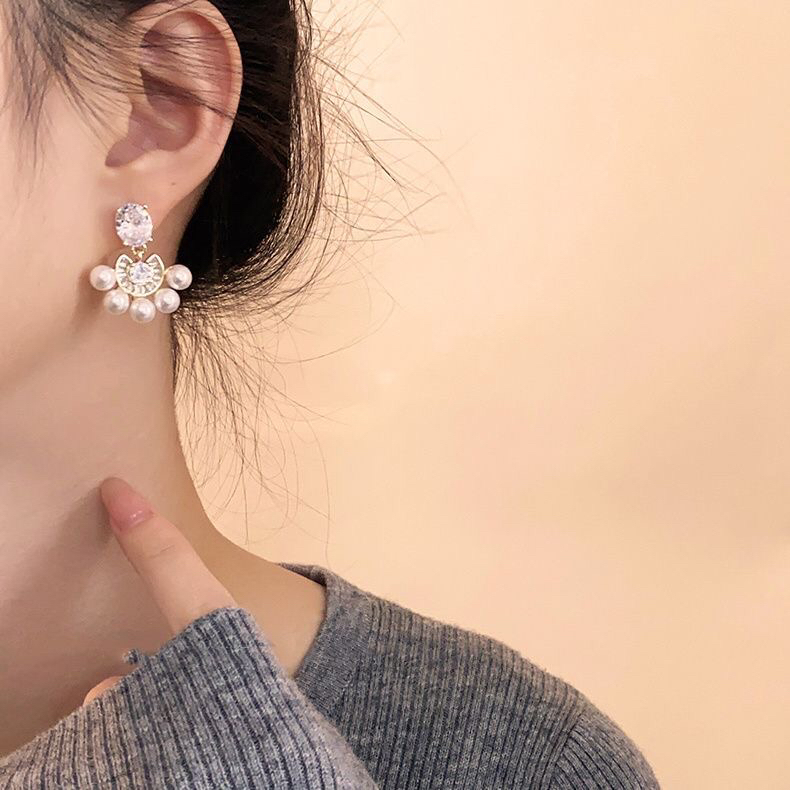 铜合金耳饰法式浪漫高级感珠珠无耳洞耳夹小众精致锆石扇形耳环