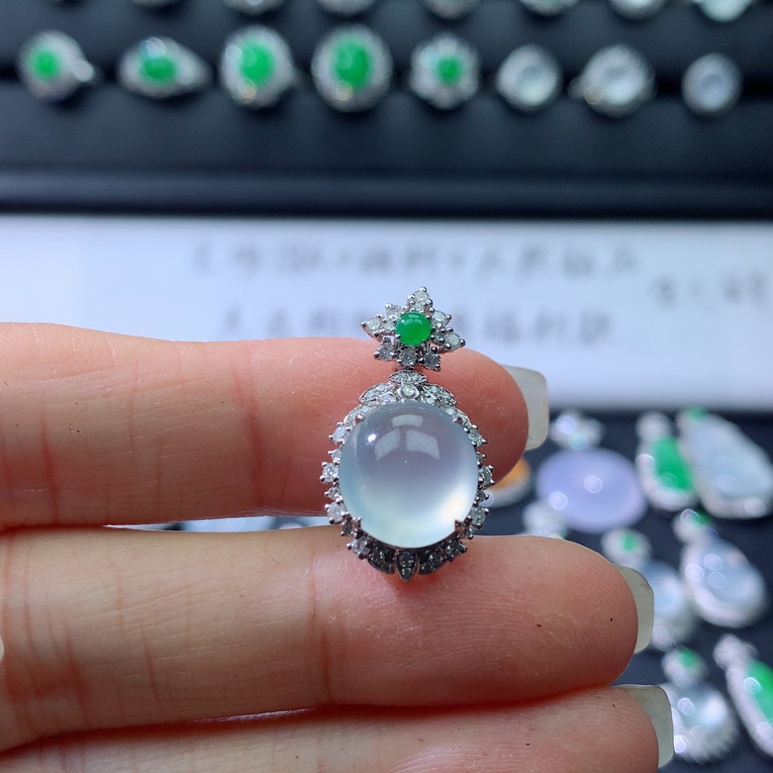 颈饰18K金镶嵌翡翠伴钻