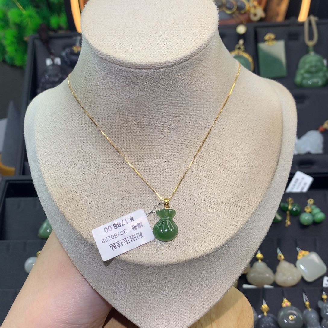 和田玉18K金镶嵌吊坠