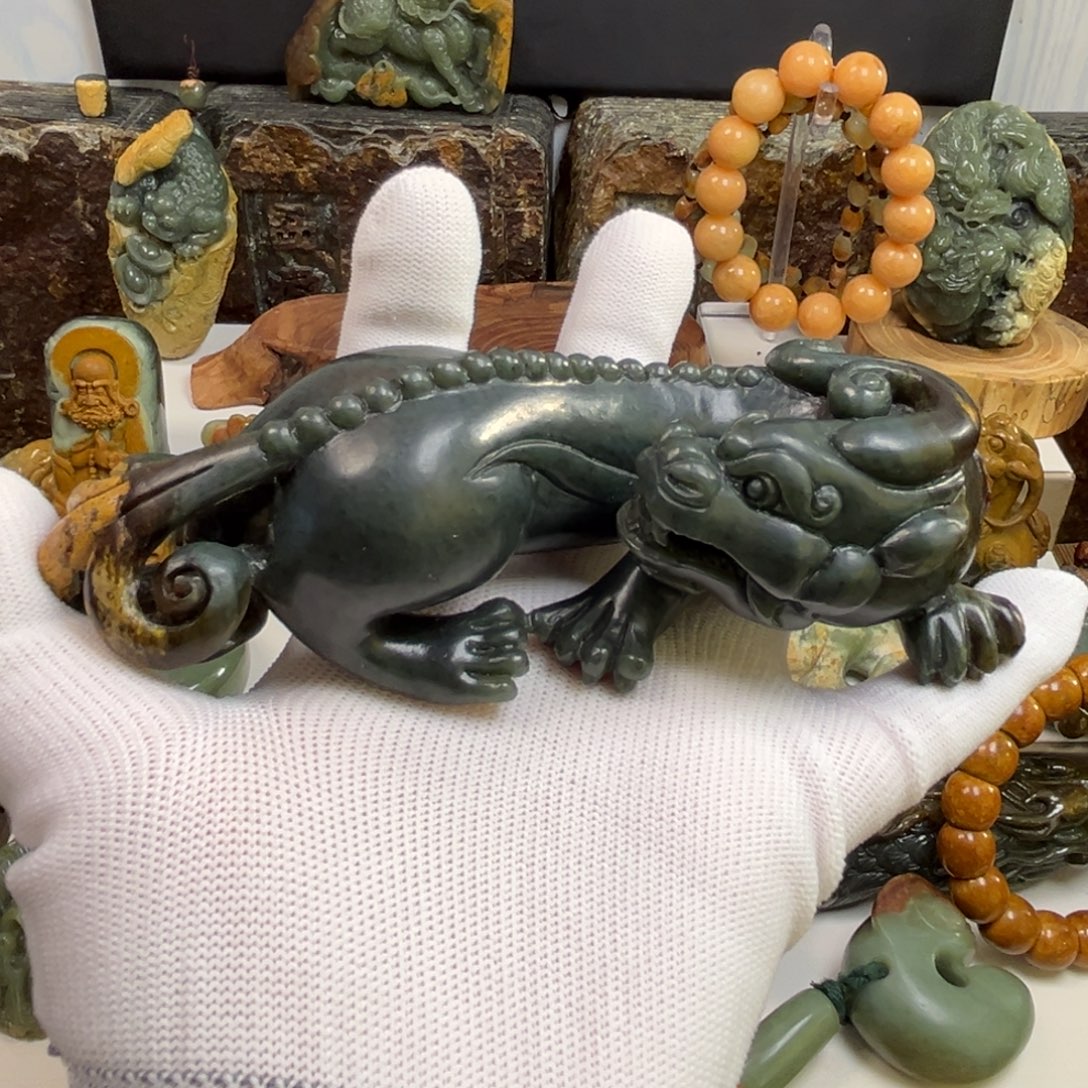 通***曉岫岩河磨玉（透闪石质玉）未镶嵌把件