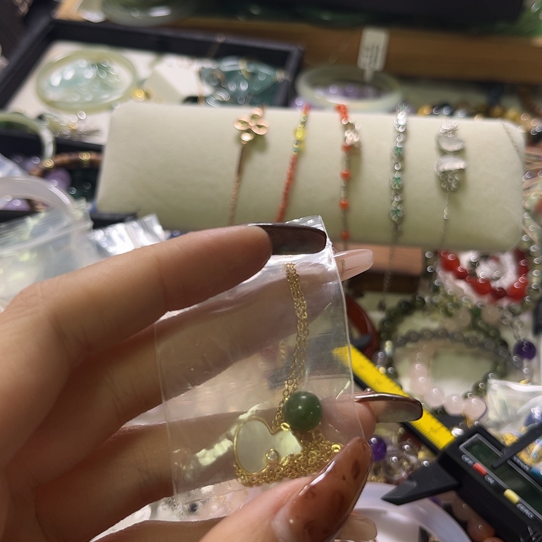 奶***c石英质玉未镶嵌手镯