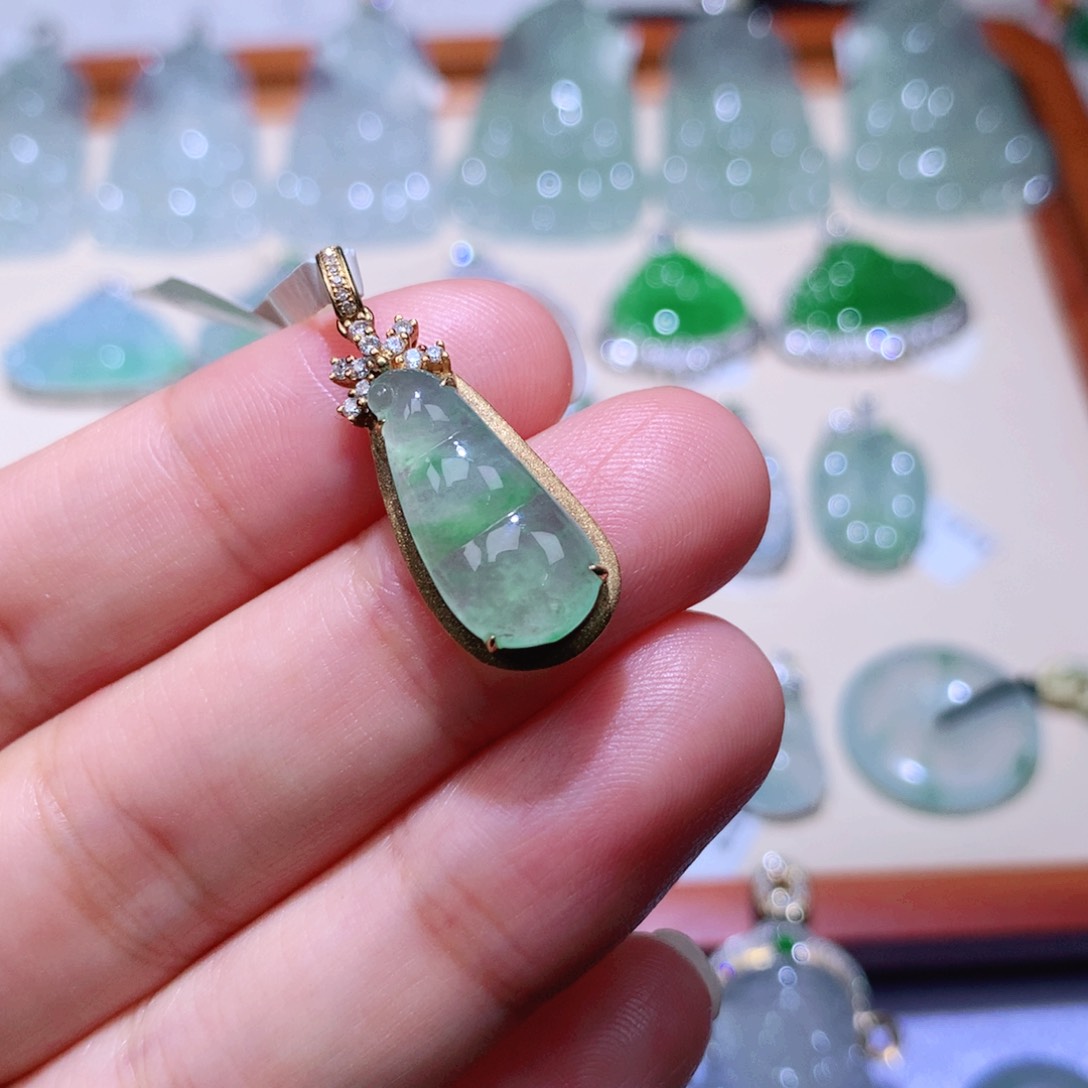 颈饰18K金镶嵌翡翠福豆