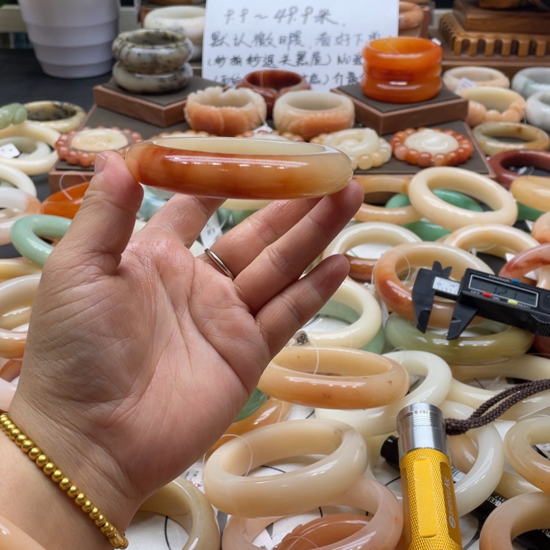 小***慧石英岩玉未镶嵌手镯