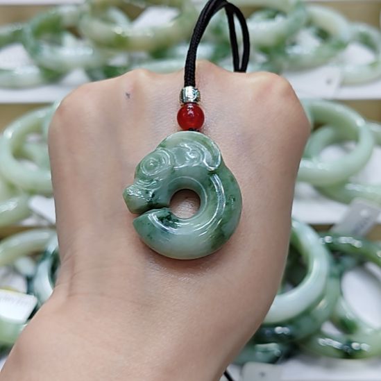 透闪石-蛇纹石玉未镶嵌颈饰