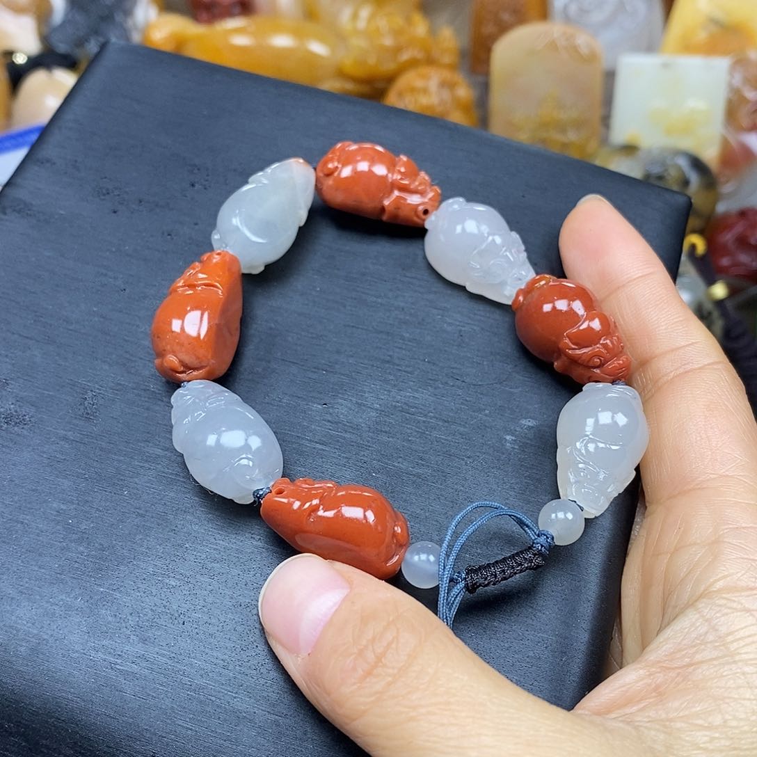 石英质玉（黄龙玉）颈饰未镶嵌